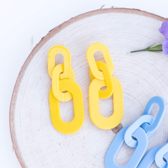 Jewelry - NEW! 🖤 Aura’s Yellow Linked Earring